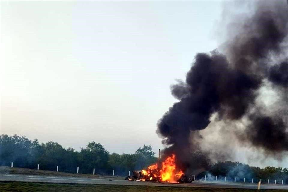 Las autoridades reportaron el incendio de dos vehículos cerca del cuartel de Fuerza Civil, en General Bravo.