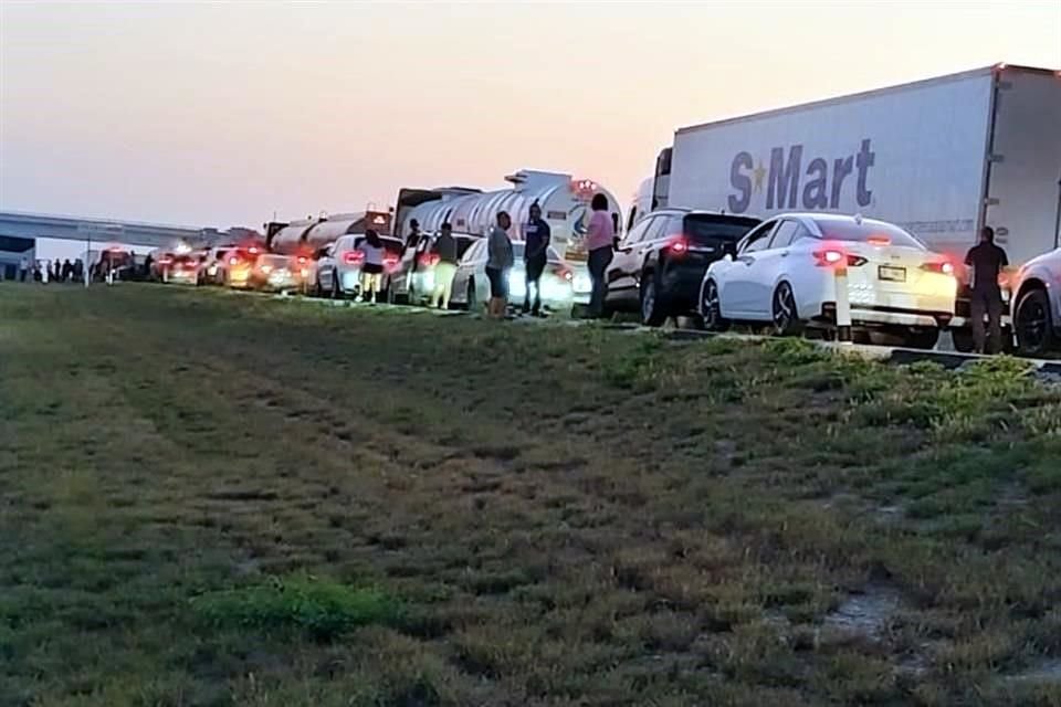 Largas filas de vehículos se formaron en la Autopista a Reynosa ante el cierre preventivo.