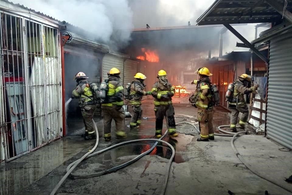Bomberos y elementos de Protección Civil trabajaron en el lugar para sofocar el siniestro.