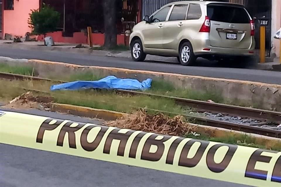 El cuerpo fue hallado sobre las vías en desuso en el cruce de la Avenida Luis Mora, casi esquina con Ruiz Cortines.