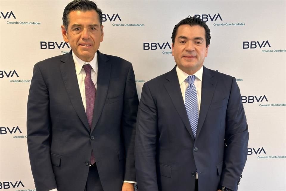 Ignacio de la Luz (izquierda), director general de Finanzas de BBVA México, y Eduardo Osuna (derecha), CEO del banco.