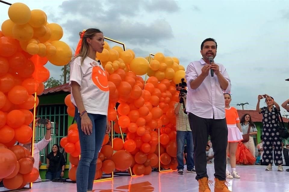Jorge Álvarez Máynez, candidato presidencial de MC, acompañó hasta los últimos minutos del evento a Mariana Rodríguez.