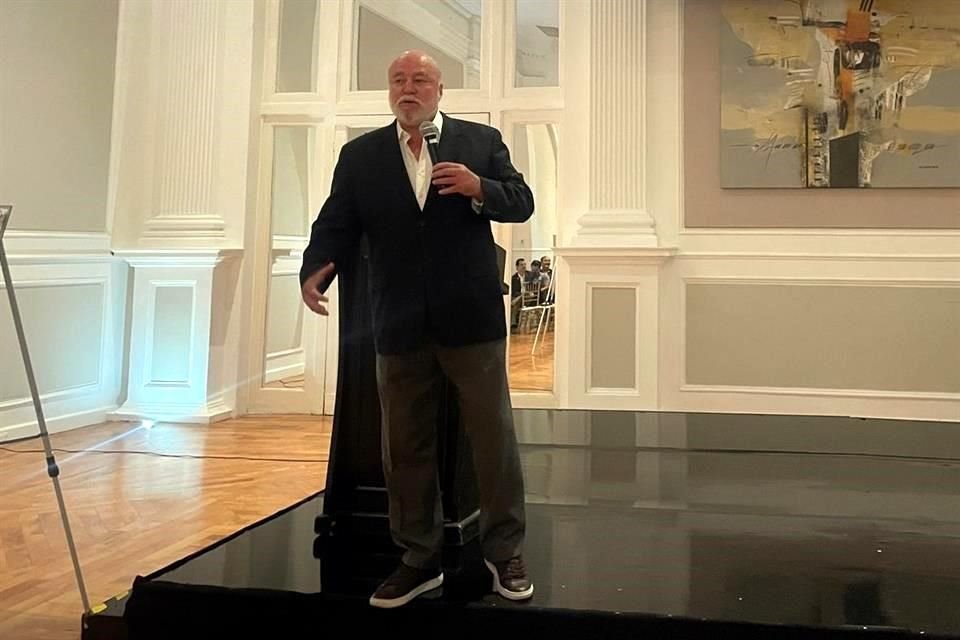 El ex diputado Manuel Clouthier ofreció una conferencia ante socios del Casino Monterrey.