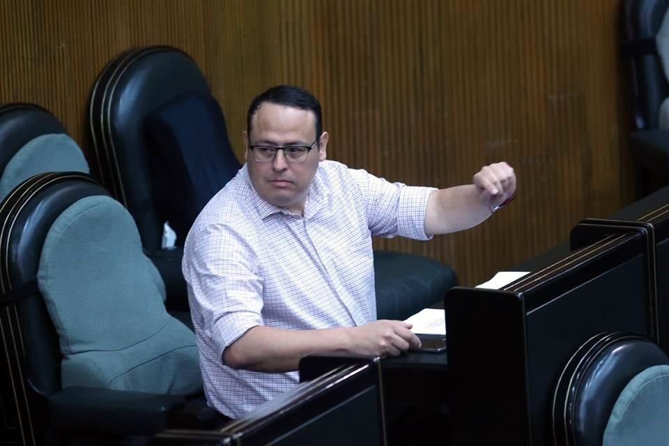 A las 11:53 horas el Diputado de Movimiento Ciudadano Roberto Farías ingresó a la sala de Pleno y tomó su curul.