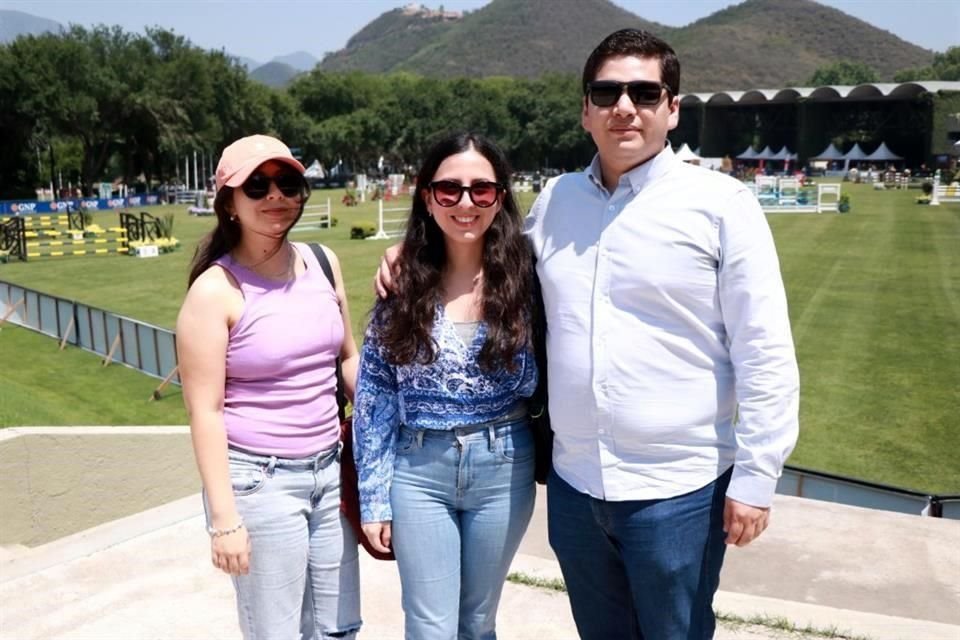 Daniela Juárez, Giovanna Juárez y Samuel Valero