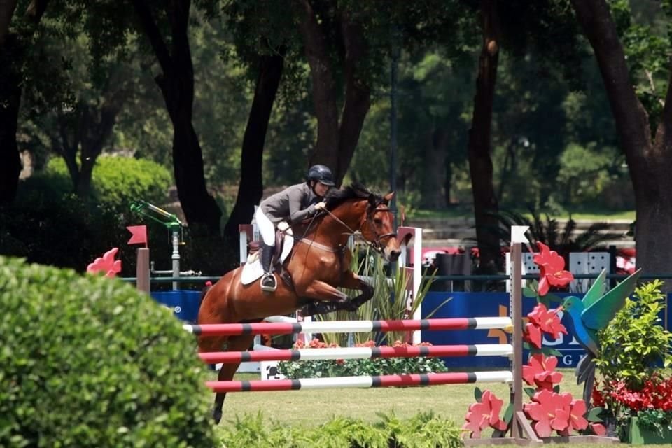 Dayanne Salas montando a Amarena