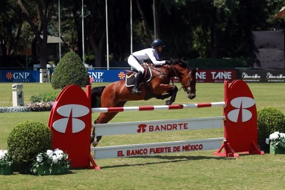 Jackeline Krystell montando a CANTAMO LS