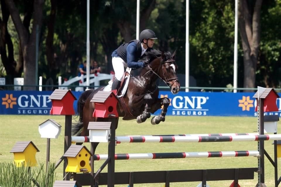 Cristóbal Canavati montando a Cullia Z