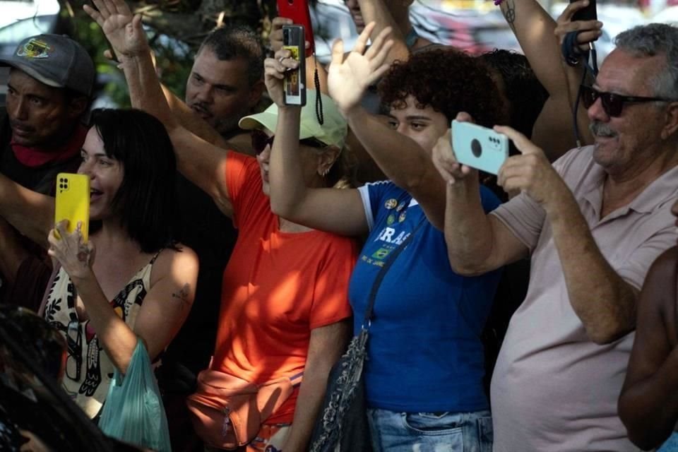 Miles de fans esperan ver a Madonna afuera de su hotel, en Río.