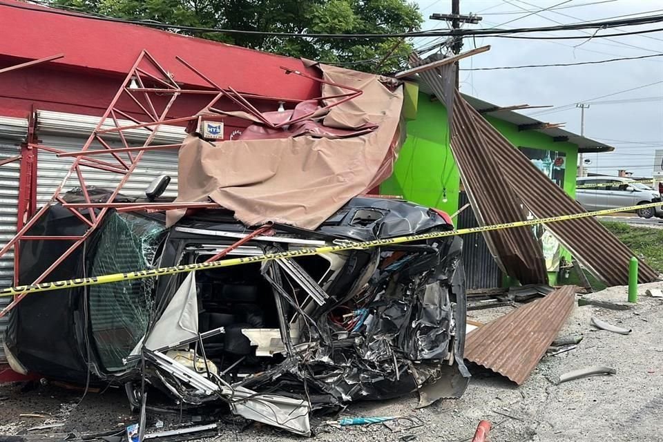 En uno de los vehículos impactado, que fue volcado y destrozado por la caja de la unidad de carga, iba María Luisa Tamez, candidata a Diputada Local por el Distrito 26, por el Partido Liberal.