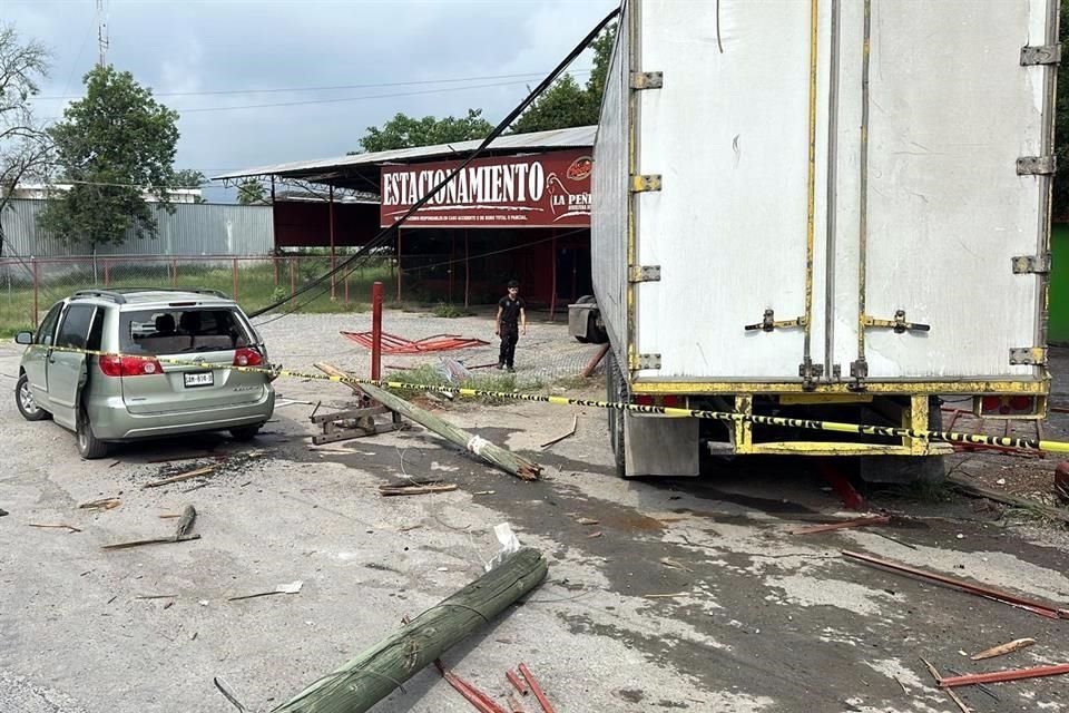 Alrededor de las 9:30 horas se registró el accidente en la Carretera Nacional y la calle Ramiro Tamez, que es la entrada a Congregación Diego López y a Raíces.