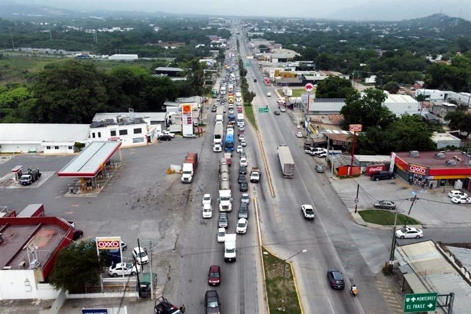 El accidente provocó el cierre de la circulación y una hilera de vehículos.