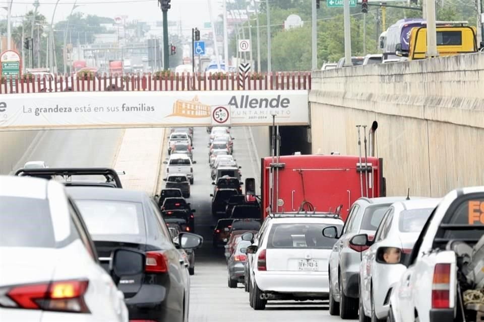 Paramédicos y elementos de Vialidad se movilizaron al lugar del accidente.