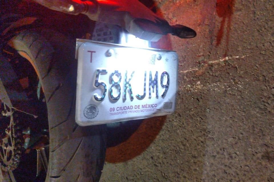 La víctima, quien viajaba en una motocicleta, fue atacada durante una presunta riña, en Calle Ignacio Allende.