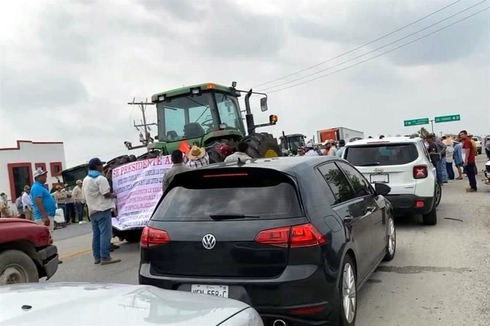 El bloqueo provocó filas kilométricas de vehículos en los dos carriles, por lo que arribaron decenas de elementos de la Guardia Nacional y Estatal para mantener el orden en medio del caos.