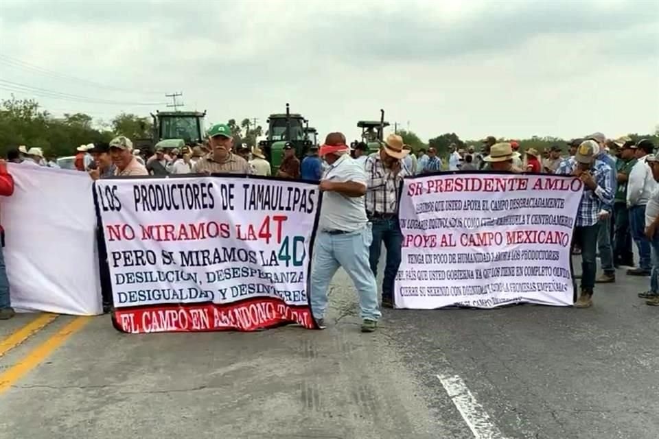 Los inconformes se apostaron en medio de los dos carriles de la importante vía que conduce del centro del Estado hacia las ciudades fronterizas de Reynosa y Matamoros.