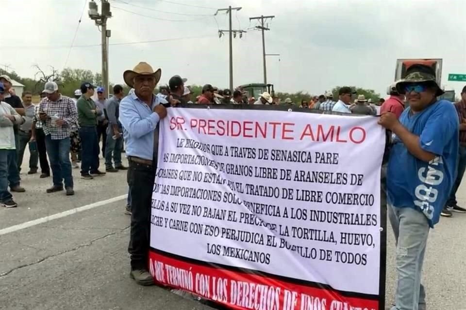 Por medio de pancartas lanzaron críticas al Gobierno de la Cuarta Transformación.