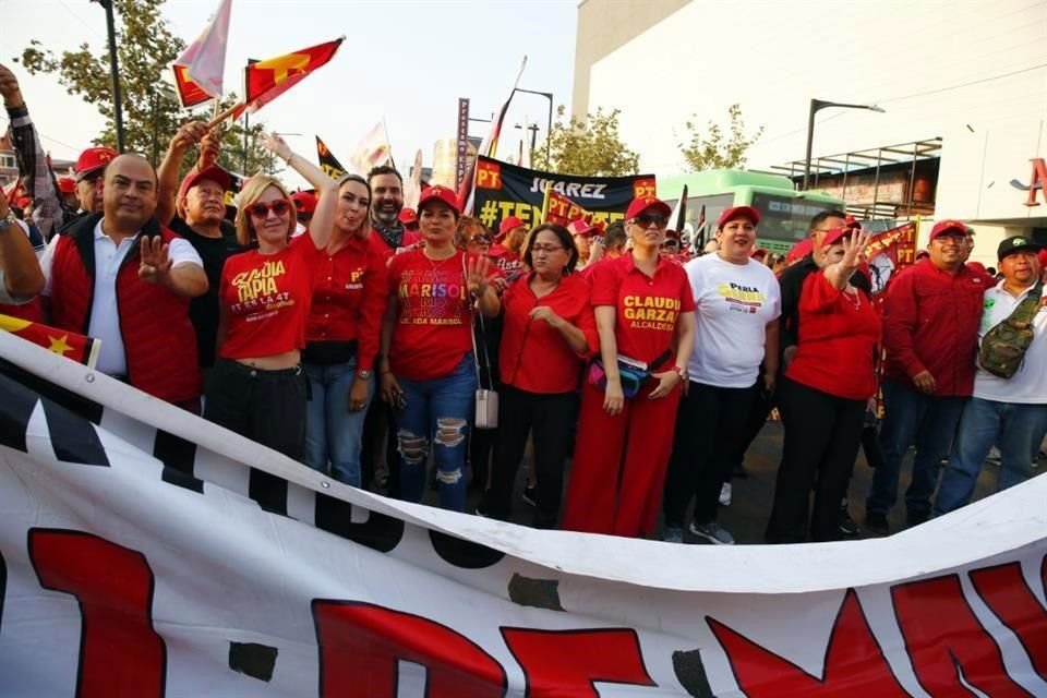 Simpatizantes del PT, entre ellos candidatos a cargos de elección popular locales, marchan en el Centro de Monterrey por Día del Trabajo.