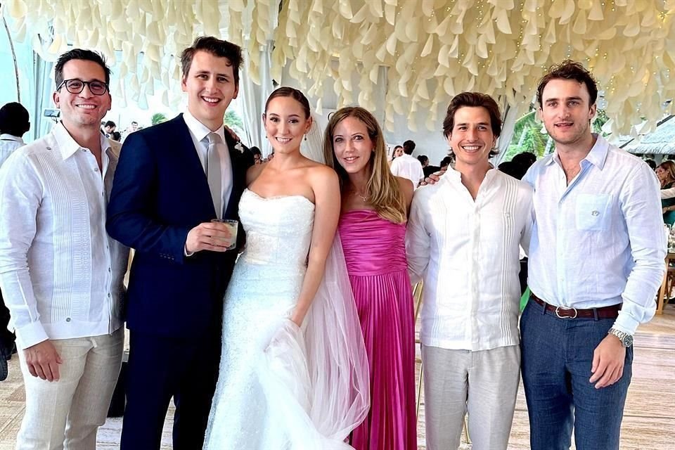 Óscar de la Garza, los novios, Mónica Zambrano de De la Garza, Mauricio de la Garza y Bernardo Chávez