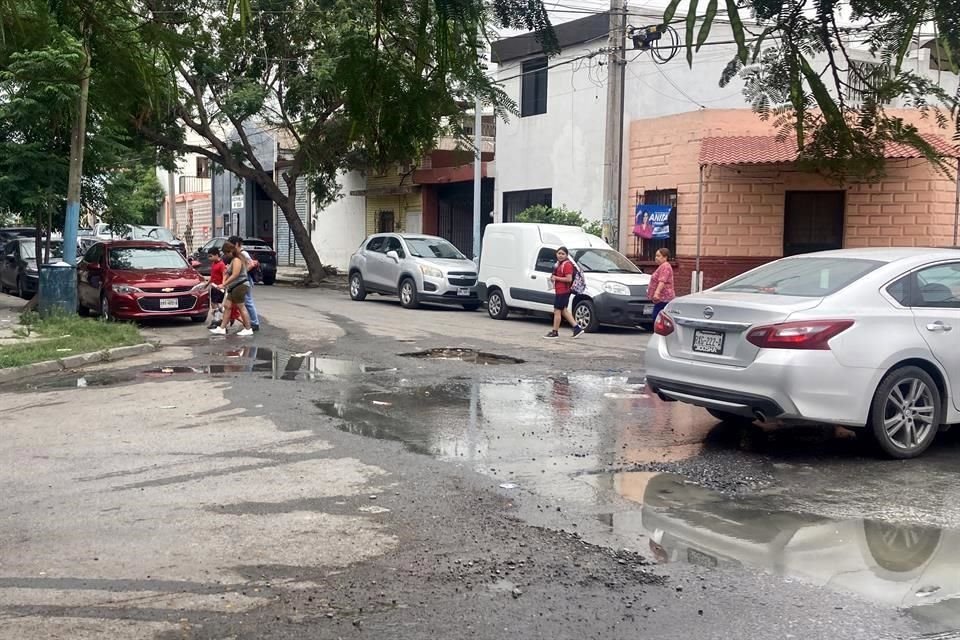 Vecinos de la Colonia Terminal, en Monterrey, acusan riesgos de insalubridad por desbordamiento de drenaje, cerca de centro de salud.