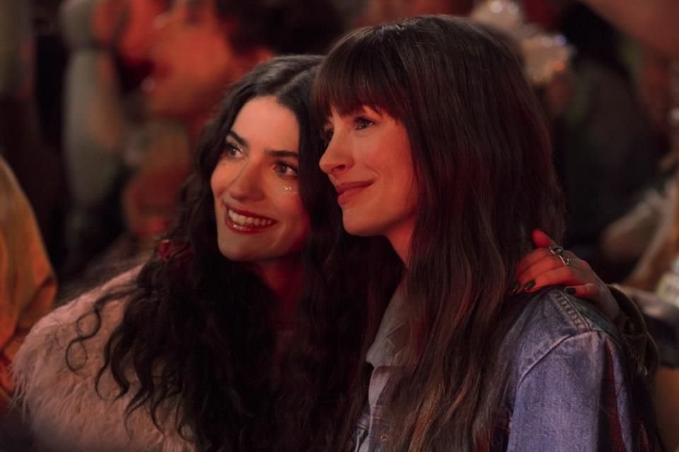 Anne Hathaway y Ella Rubin en la cinta.