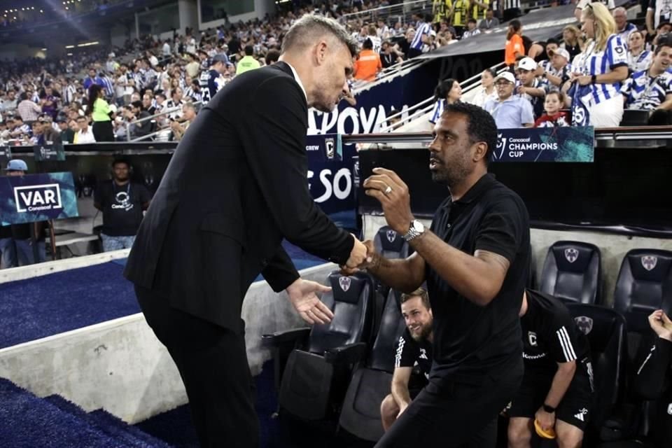 Ahora sí hubo saludo del 'Tano' Ortiz al DT del Columbus.