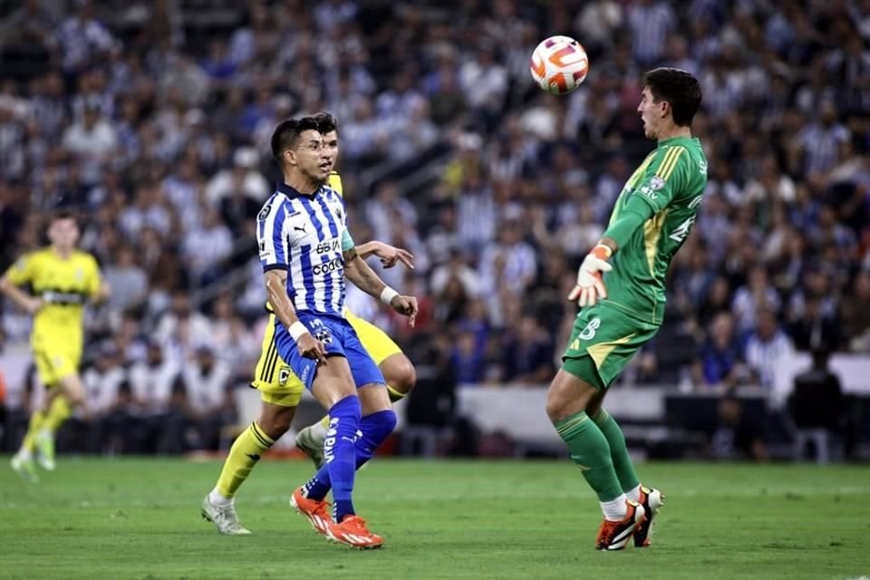 Muy pronto Rayados se fue adelante cuando Maxi Meza realizó un sombrerito al arquero del Columbus.