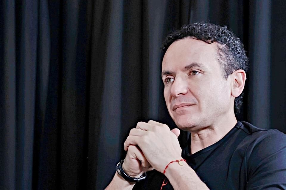 El cantautor Fonseca celebra sus 20 años de carrera con el disco 'Tropicalia' donde colaboró con Gilberto Santa Rosa y Grupo Niche.