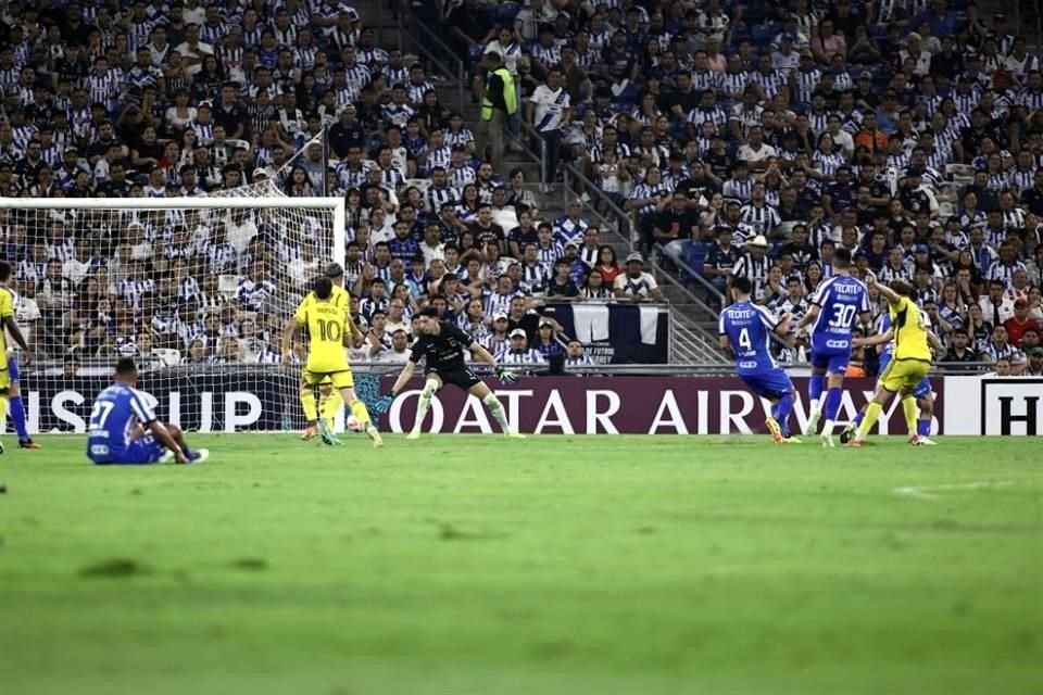 Una mala salida de Andrada al regalar un balón provocó el 1-1 anotado por Aidan Morris.