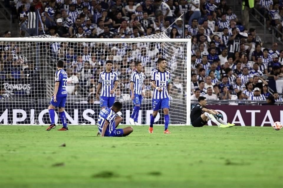 De malas los Rayados se fueron al descanso.