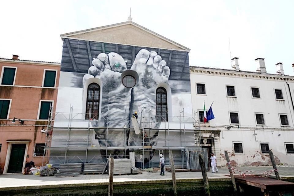El mural 'Padre', de Maurizio Cattelan, es parte del Pabellón del Vaticano en la Bienal de Venecia.