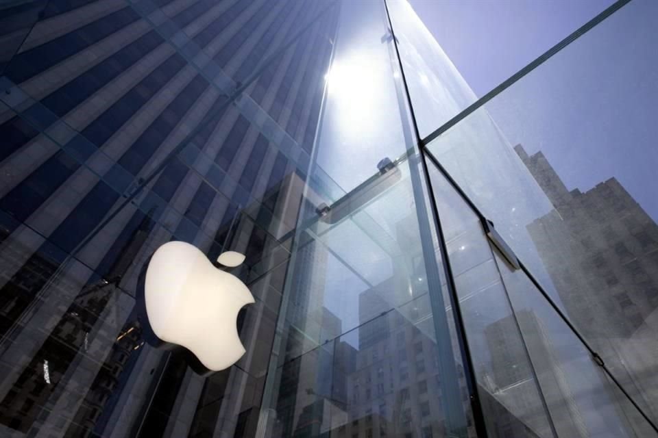 La acción de  Apple continuaba subiendo este miércoles en Wall Street después de que lanzara sus productos integrados con inteligencia artificial.