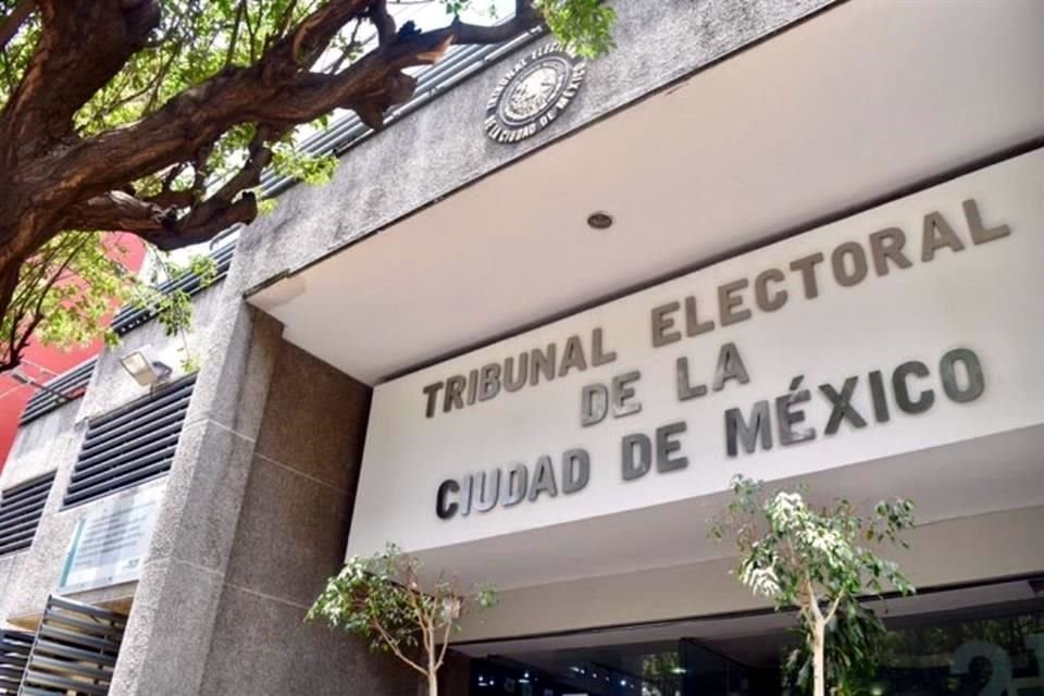 El TECDMX revocó el impedimento para que servidores hablen de la elección judicial, tras dar la razón a impugnación de Clara Brugada, Jefa de Gobierno. 