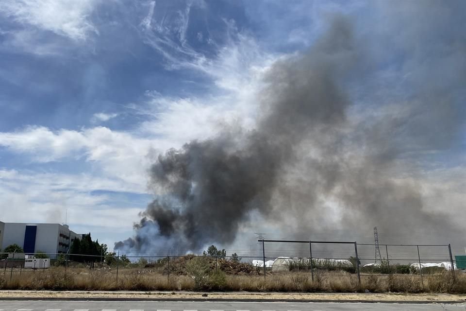 Una jornada de tres incendios simultáneos registró el Bosque La Primavera este jueves, mismos que favorecieron la propagación de contaminantes atmosféricos.