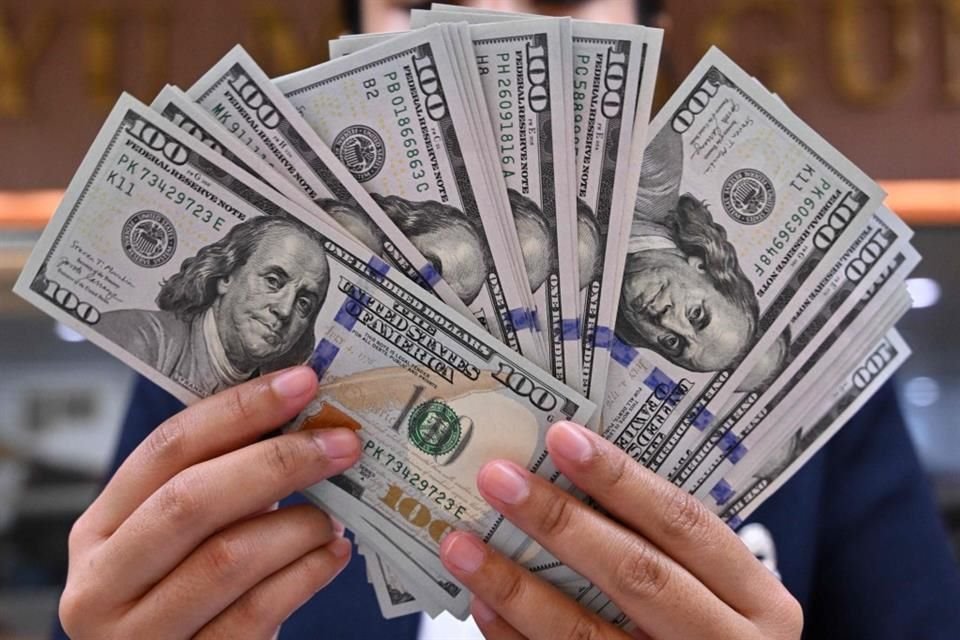 El peso llegó a avanzar hasta un 0.6 por ciento frente al dólar.