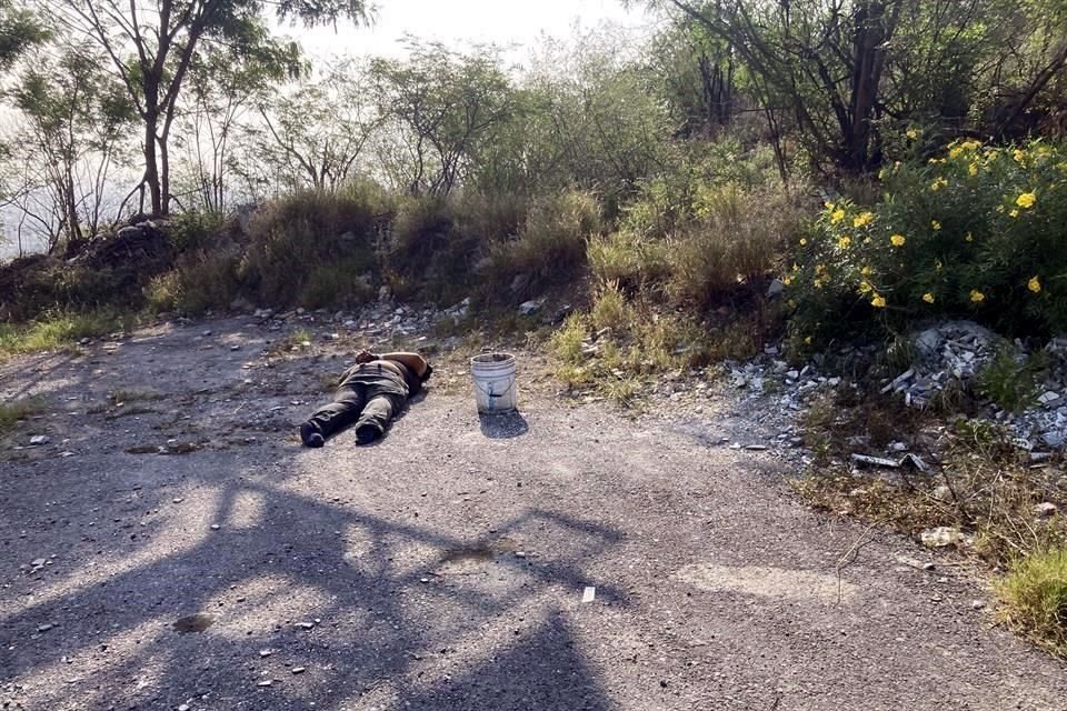 El cuerpo maniatado fue localizado en un terreno baldío en Rangel Frías.