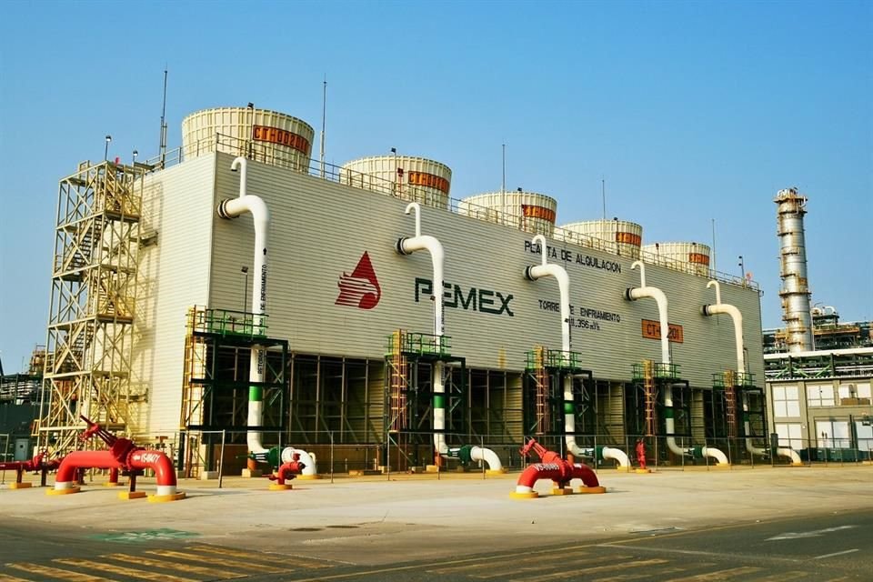 Pemex está congelando los nuevos contratos con proveedores de servicios mientras para pagar los aproximadamente 20 mil millones de dólares que les debe a los proveedores.  