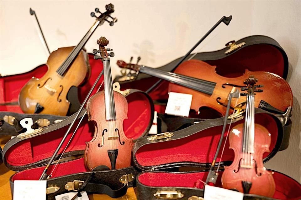 Violines miniatura en la tienda del museo Beethoven, casa donde el compositor alemán pasó algunos veranos y compuso secciones de su Novena Sinfonía.