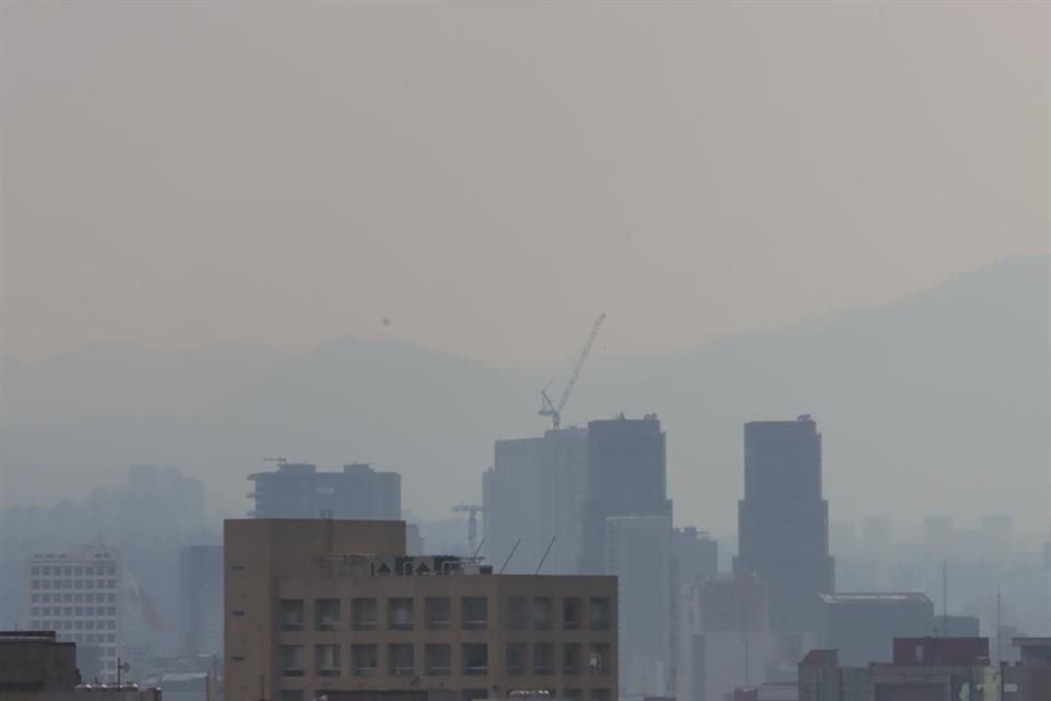 Luego de que se alcanzaran los 33 grados, se detonó la contingencia por ozono... y luego, algunas lluvias se registraron en el centro y norte de la Capital.