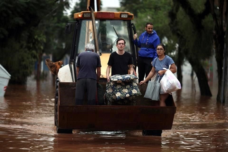 Personas son evacuadas de una zona inundada en un minicargador en el barrio de São Geraldo en Porto Alegre, estado de Rio Grande do Sul.