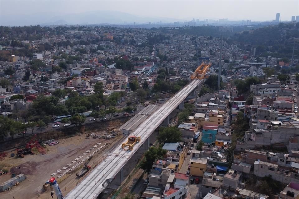 En el tramo que va de la Presa Tacubaya a la estación Observatorio, un tramo de 500 metros aún carece de columnas. 