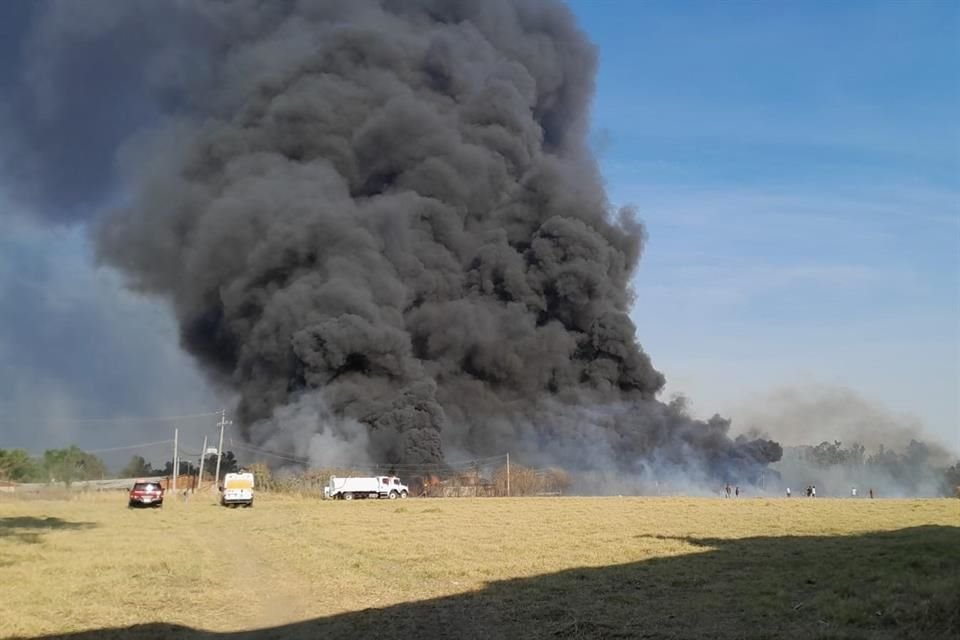 El fuego se inició en un predio que está sobre la Calle Río Blanco; el humo fue visible desde varios puntos del AMG.