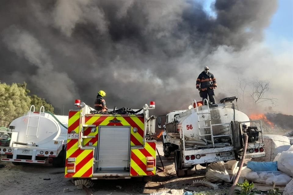 El fuego afectó tres bodegas que estaban en el mismo predio.