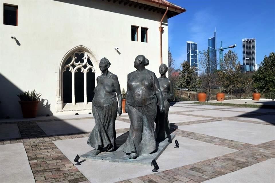 Al salir al jardín están tres mujeres esculpidas por el artista Francisco Zúñiga.