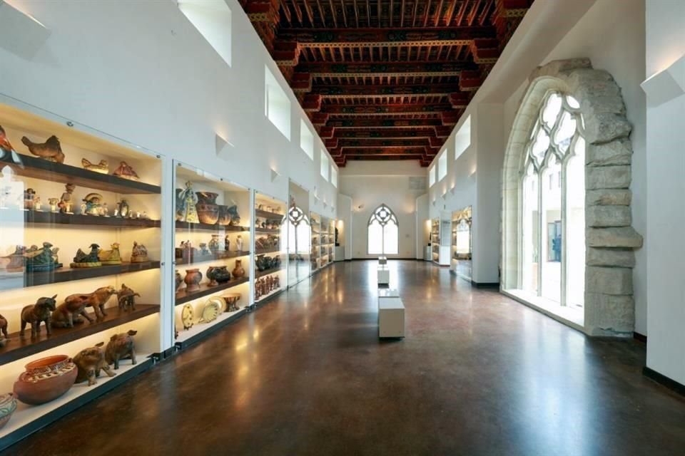 El Museo La Milarca recibe desde el inicio de su recorrido con objetos históricos, curiosos y artísticos. Las piezas están en todas partes: en las paredes, en el techo, en el suelo, en el jardín.