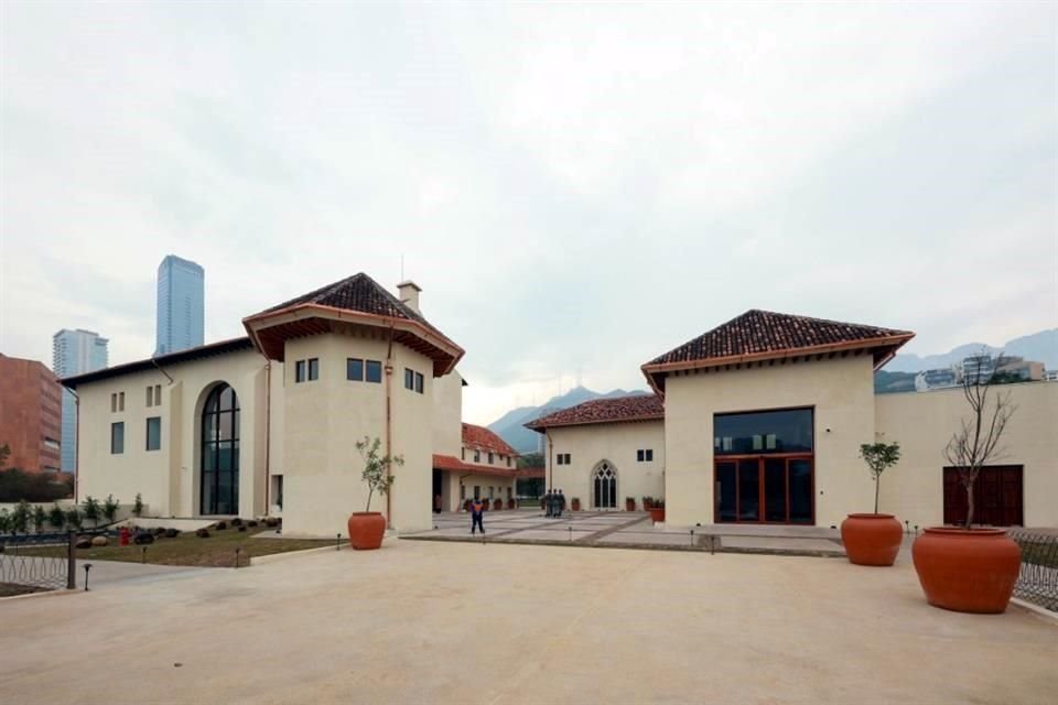La edificación se impone con su diseño renacentista sobre aquellas construcciones contemporáneas que abundan en la zona de Valle Oriente, en San Pedro.