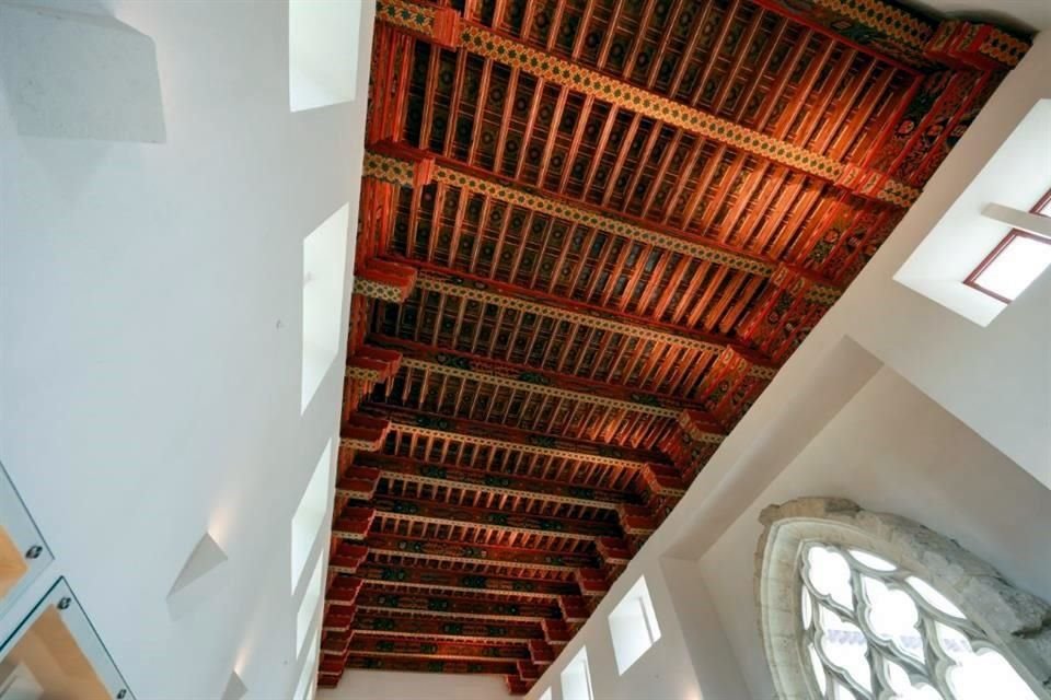 Desde la Av. Eugenio Garza Lagüera se observan sus cuatro imponentes techos -dos del siglo 14 y dos del 16- que Mauricio Fernández se trajo desde su casa, en las faldas de la Sierra Madre.