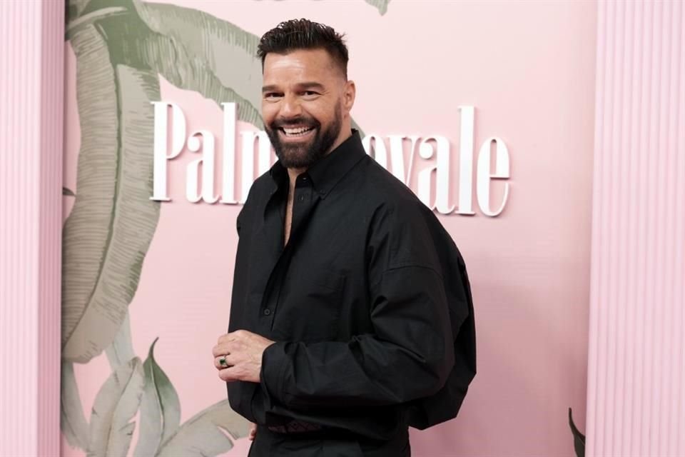 Ricky Martin posa semidesnudo en sus redes y asegura que está solo, lo que desató especulaciones sobre que busca pareja.