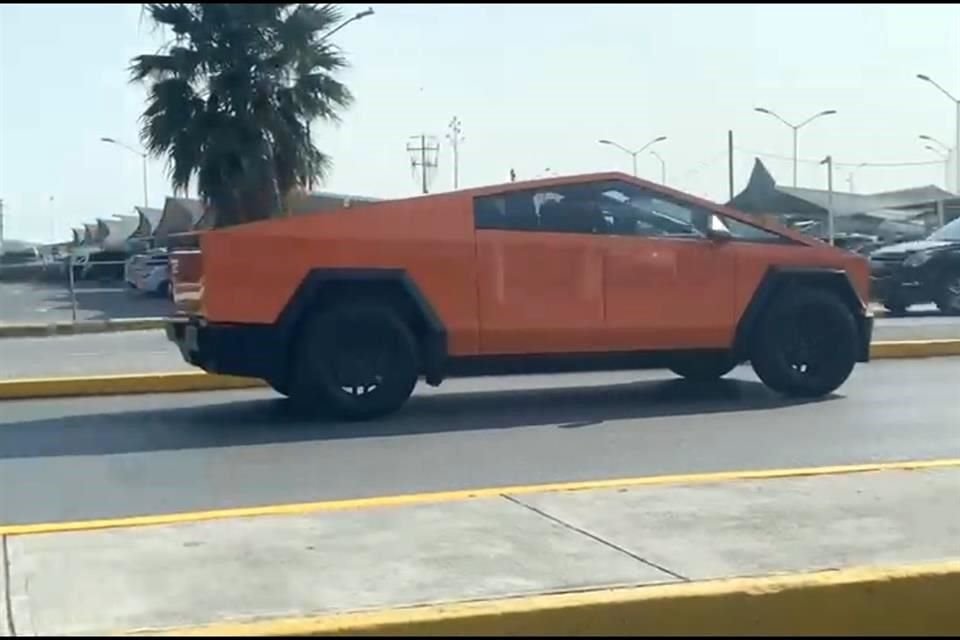 El ex jugador español fue trasladado del Aeropuerto al Estadio Monterrey en la Cybertruck de Samuel García.