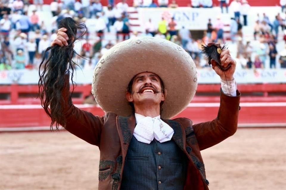 El rejoneador salió a hombros de la afición regia.